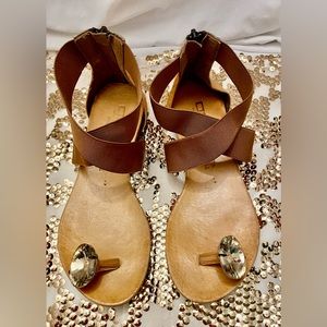 OSEY 🩴 🙂 beautiful leather sandals with a huge shiny stone made in Italy 🇮🇹